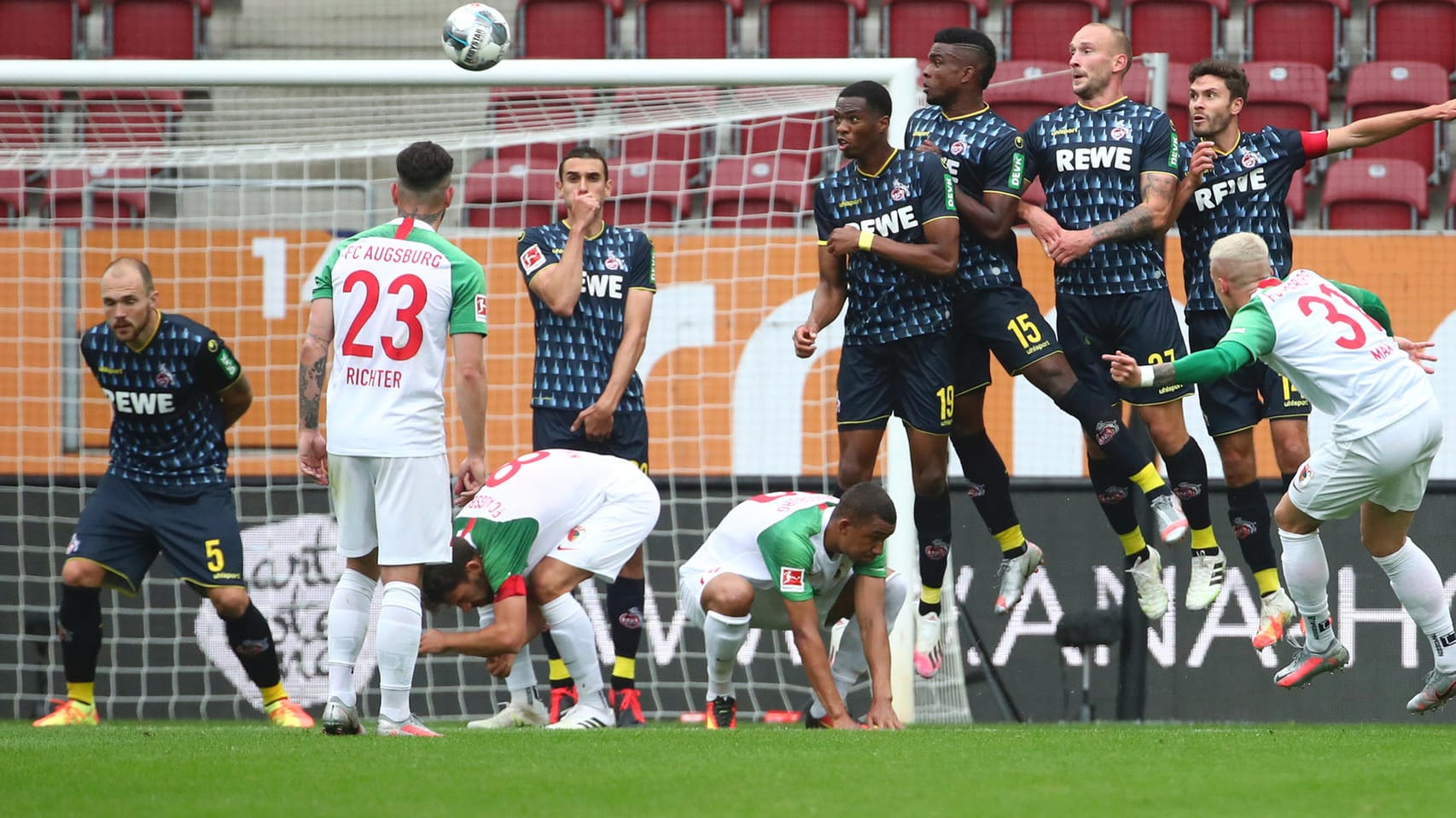 Freistoß von Augsburgs Philipp Max (r.) gegen den 1. FC Köln.