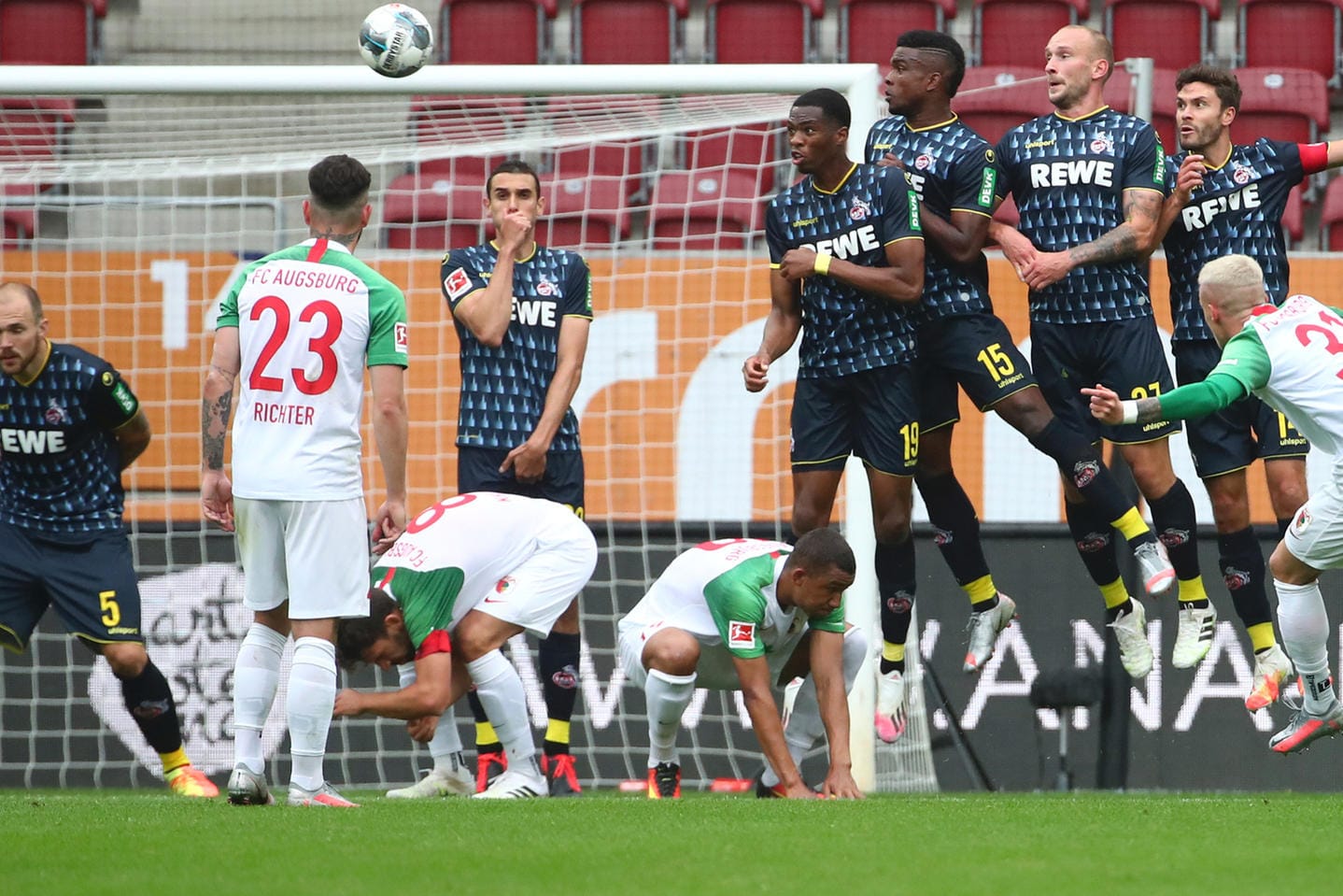 Freistoß von Augsburgs Philipp Max (r.) gegen den 1. FC Köln.