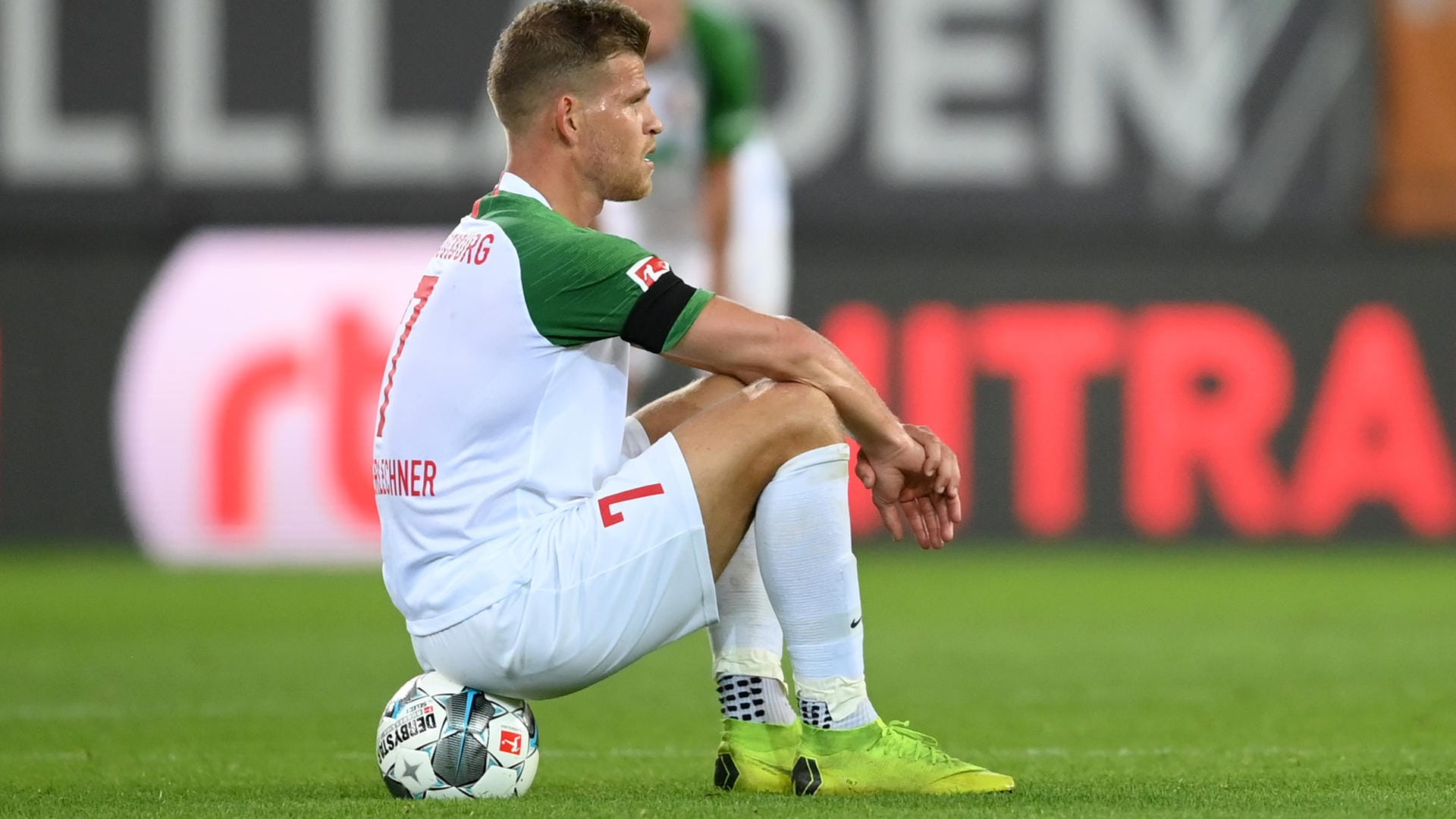 Enttäuscht: Augsburgs Florian Niederlechner.