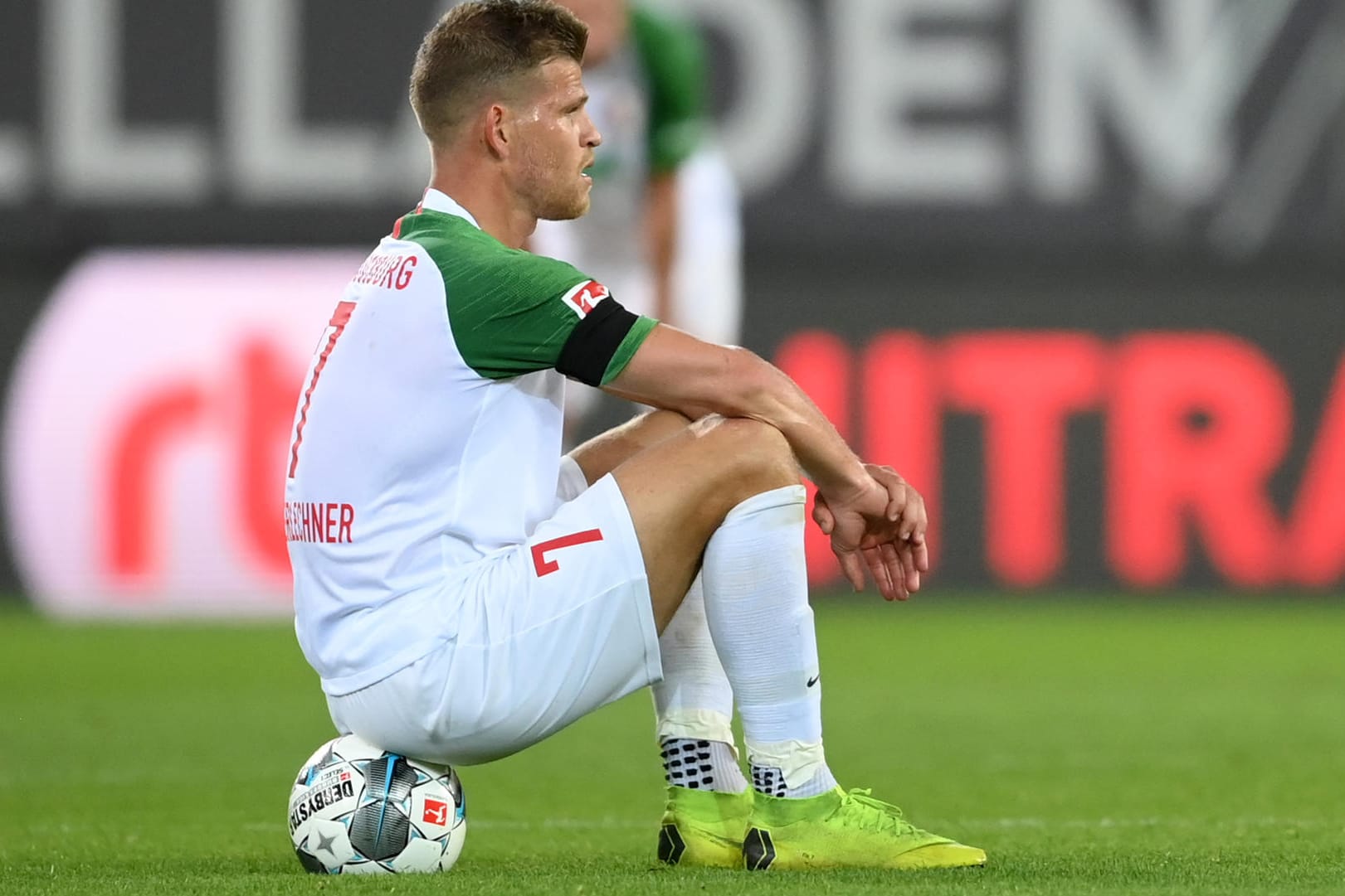 Enttäuscht: Augsburgs Florian Niederlechner.