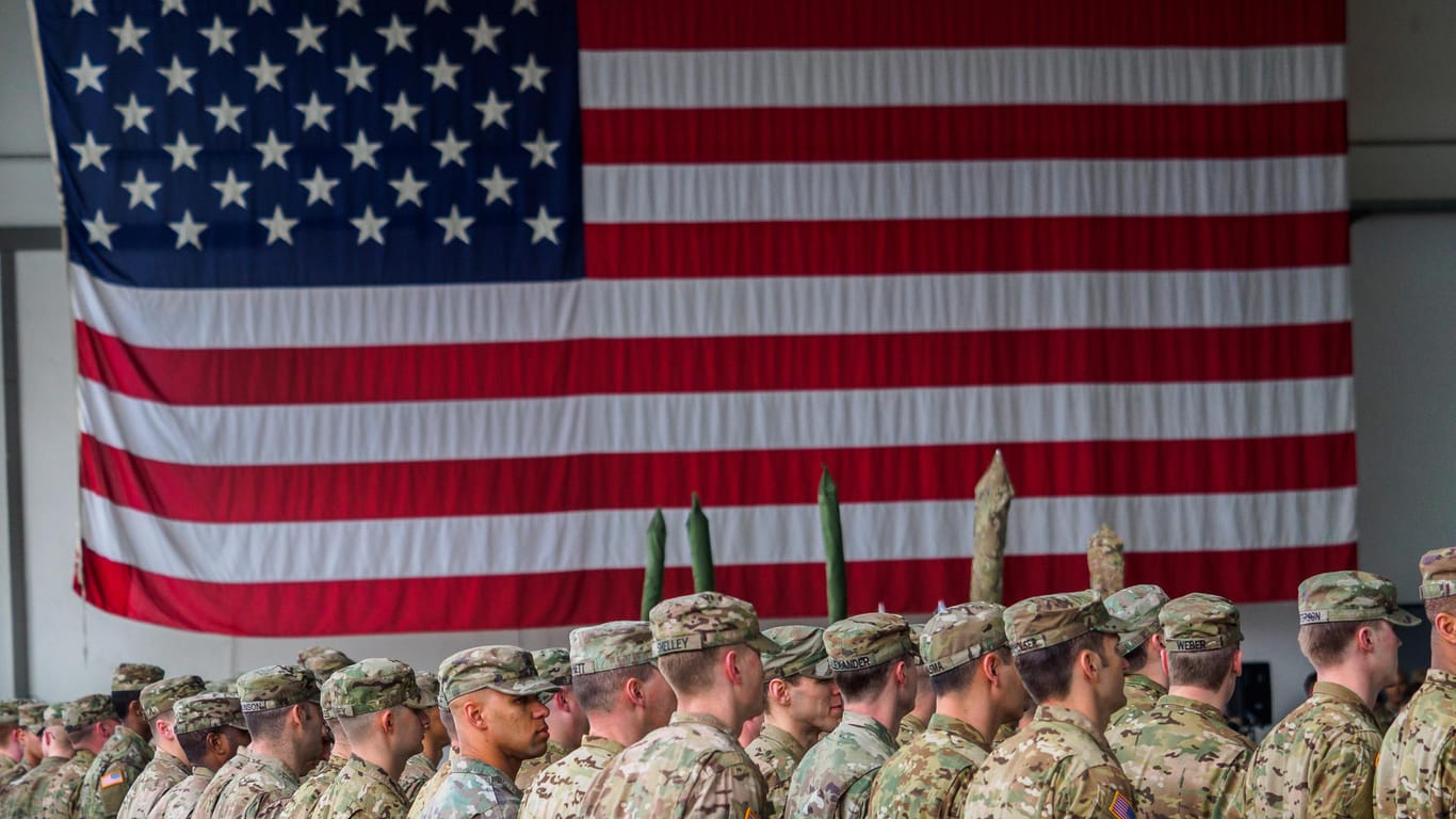 Illesheim in Bayern: US-Soldaten stehen während einer militärischen Zeremonie vor einer Flagge der USA.