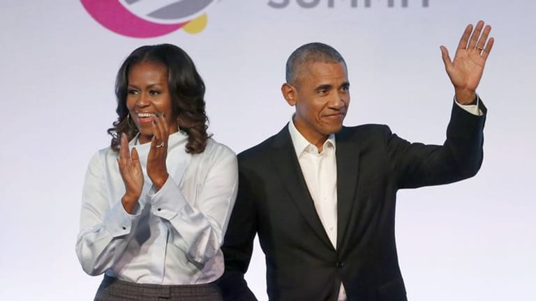 Barack Obama (r) und seine Frau Michelle: Die beiden gratulierten diesjährigen Absolventen online. (Archivbild)