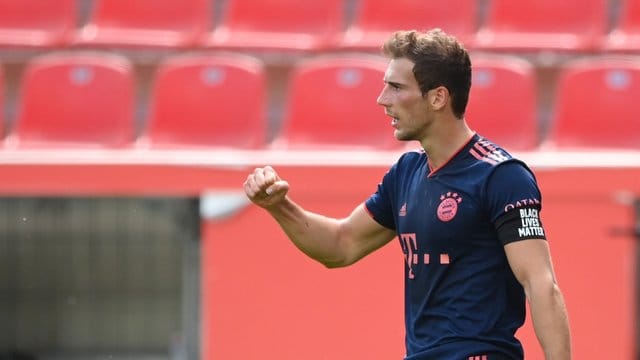 Wird vom Bundestrainer für sein gesellschaftliches Engagement gelobt: Leon Goretzka. Wird vom Bundestrainer für sein gesellschaftliches Engagement gelobt: Leon Goretzka.