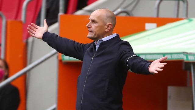Trainer Heiko Herrlich gestikuliert an der Seitenlinie. Trainer Heiko Herrlich gestikuliert an der Seitenlinie.