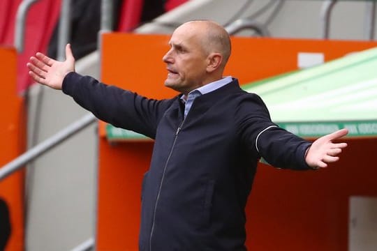 Trainer Heiko Herrlich gestikuliert an der Seitenlinie.