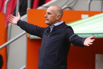Augsburgs Trainer Heiko Herrlich wetterte gegen die Elfmeter-Entscheidung.
