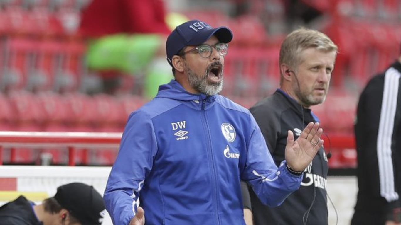 Konnte mit dem FC Schalke gegen Union Berlin nicht überzeugen: Trainer David Wagner gibt Anweisungen während des Spiels.