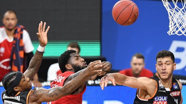 Gegen Ulm stimmten weder Leistung noch Einstellung der Bayern: Mathias Lessort (M) wird von zwei Ulmern verteidigt. Gegen Ulm stimmten weder Leistung noch Einstellung der Bayern: Mathias Lessort (M) wird von zwei Ulmern verteidigt.