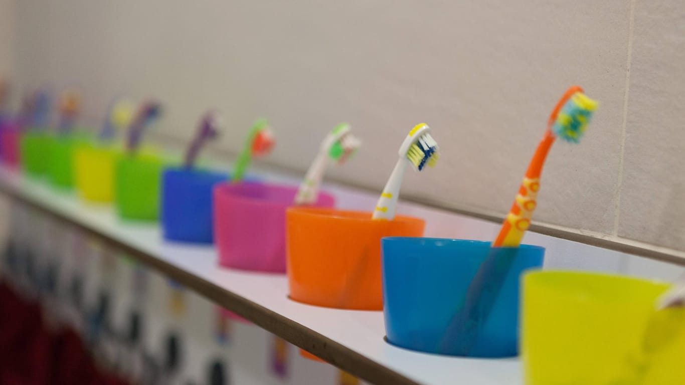 Zahnbürsten und Becher stehen in einer Kita (Symbolbild): In Berlin können nun die Vier- und Fünfjährigen wieder in die Betreuung gegeben werden.