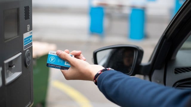 Klassisch: Mit der Parkkarte wird die Schranke geöffnet.