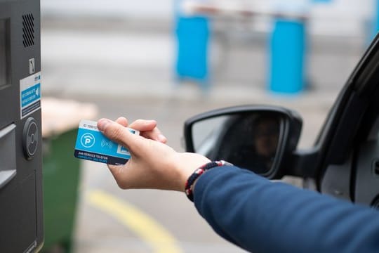 Klassisch: Mit der Parkkarte wird die Schranke geöffnet.