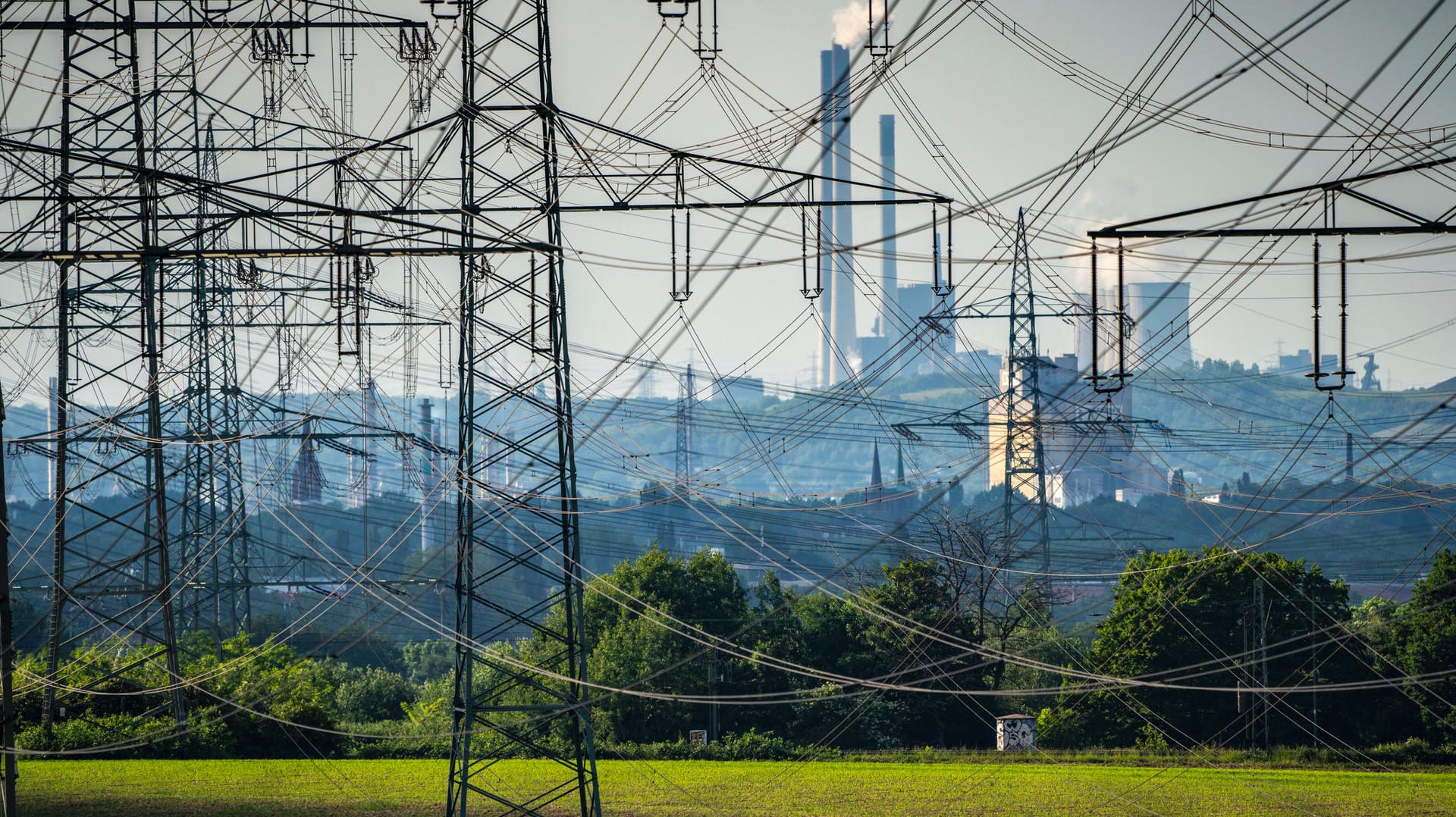 Hochspannungsleitungen nahe Wattenscheid in NRW: Die Preise für Strom steigen in Deutschland stark an.