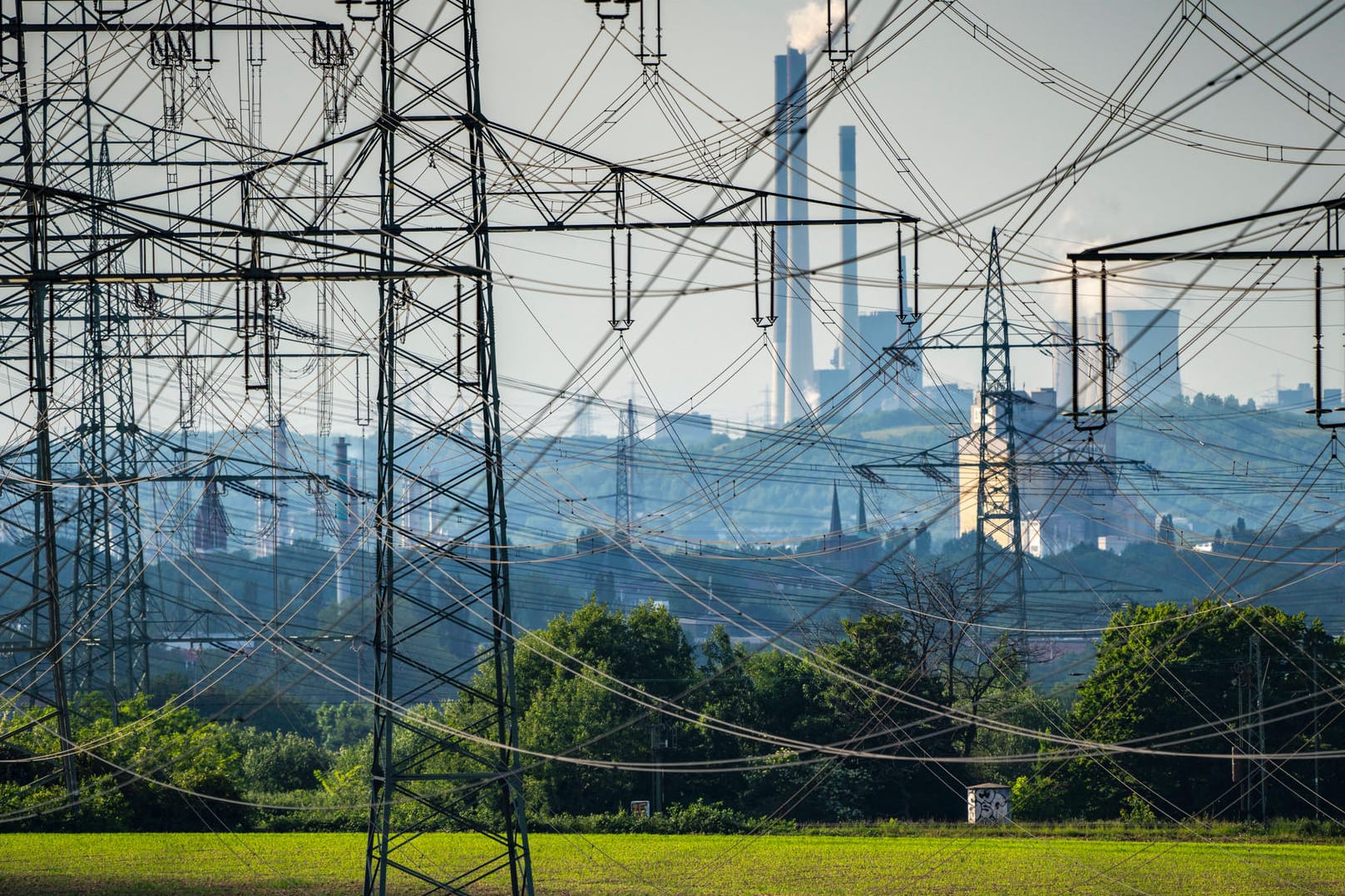 Hochspannungsleitungen nahe Wattenscheid in NRW: Die Preise für Strom steigen in Deutschland stark an.