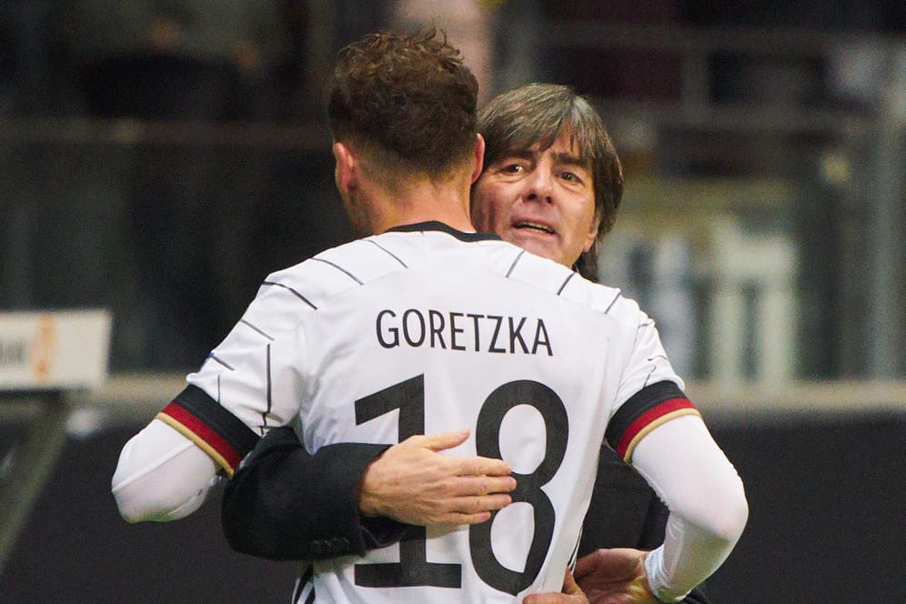 Jogi Löw umarmt Leon Goretzka: Der Nationaltrainer lobt die Charakterstärke des Bayern-Profis.