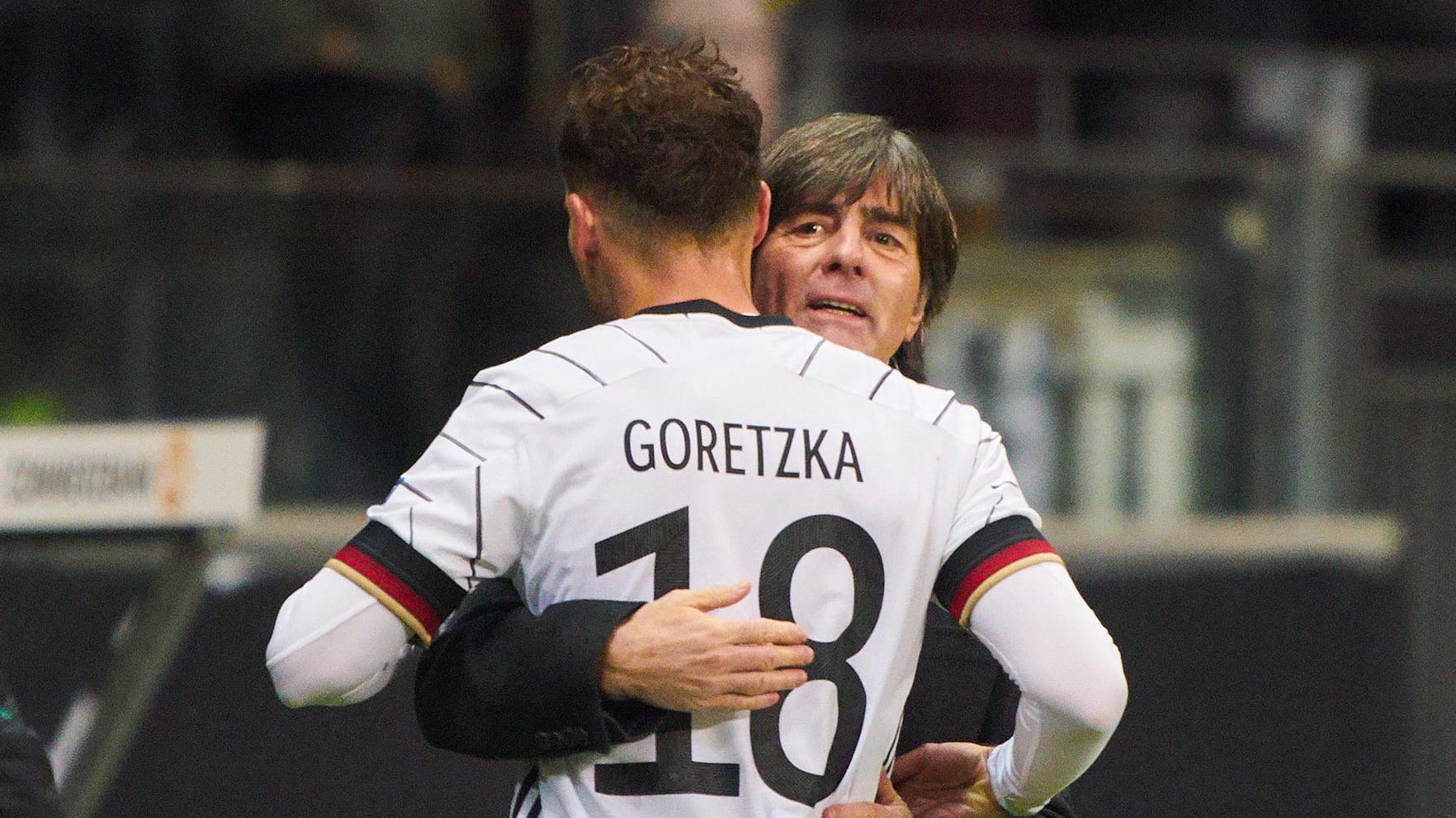 Jogi Löw umarmt Leon Goretzka: Der Nationaltrainer lobt die Charakterstärke des Bayern-Profis. Jogi Löw umarmt Leon Goretzka: Der Nationaltrainer lobt die Charakterstärke des Bayern-Profis.
