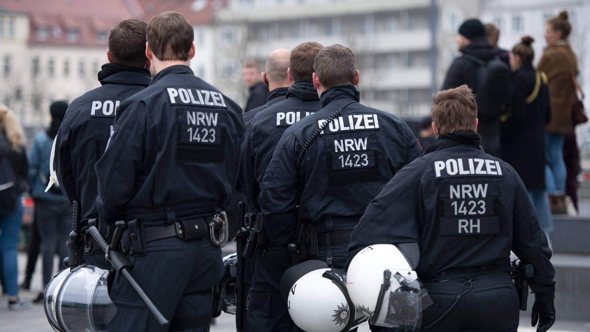Polizisten auf dem Bielefelder Kesselbrink (Archivbild): Dort ist es am Wochenende zu Tumulten zwischen der Polizei und einer größeren Menschenansammlung gekommen. Polizisten auf dem Bielefelder Kesselbrink (Archivbild): Dort ist es am Wochenende zu Tumulten zwischen der Polizei und einer größeren Menschenansammlung gekommen.