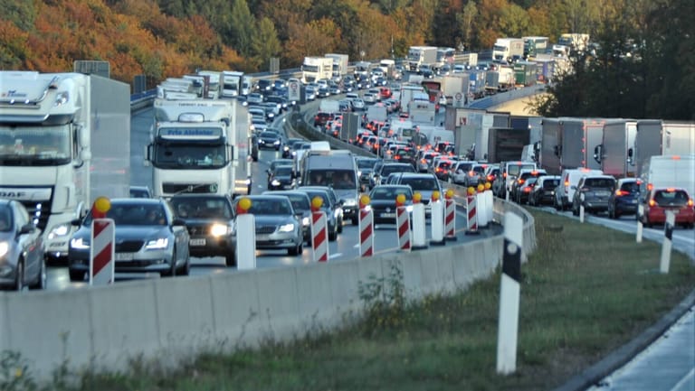 Autobahn: Am Mittwoch könnten viele Fahrer schon ins verlängerte Wochenende starten.