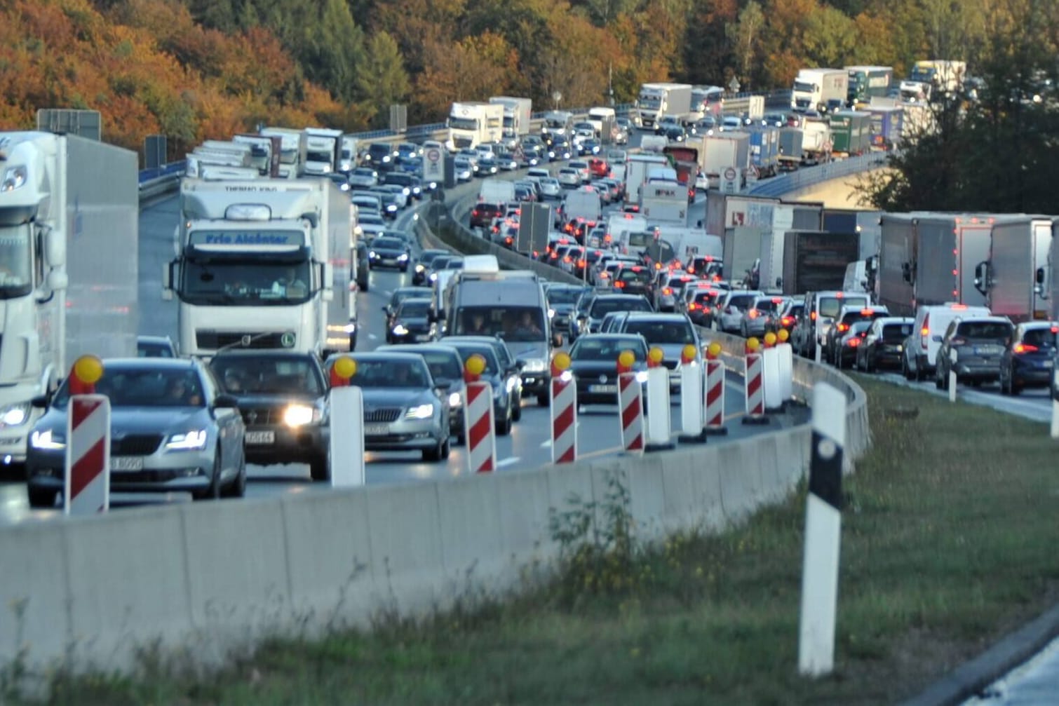 Autobahn: Am Mittwoch könnten viele Fahrer schon ins verlängerte Wochenende starten.