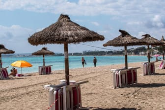 Spanien-Urlaub in der Corona-Pandemie: Noch sind die Strände leer. Wenn es nach den Spaniern geht, sollte sich das aber bald ändern.