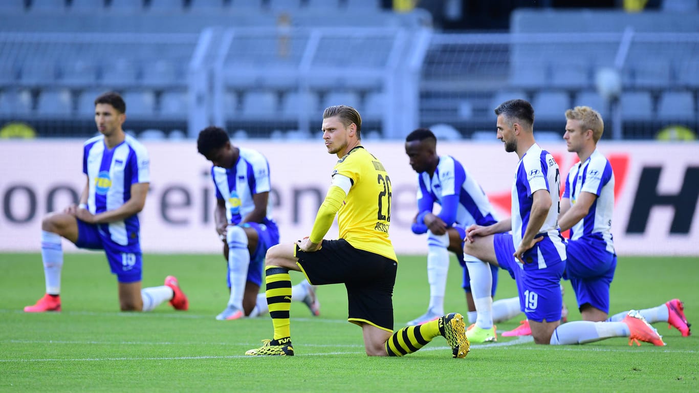 Dortmunds Lukasz Piszczek (vorne im gelben Trikot) und Spieler von Hertha BSC vor dem Anpfiff: Die knienden Fußballer solidarisierten sich mit den Protesten gegen Rassismus in den USA.