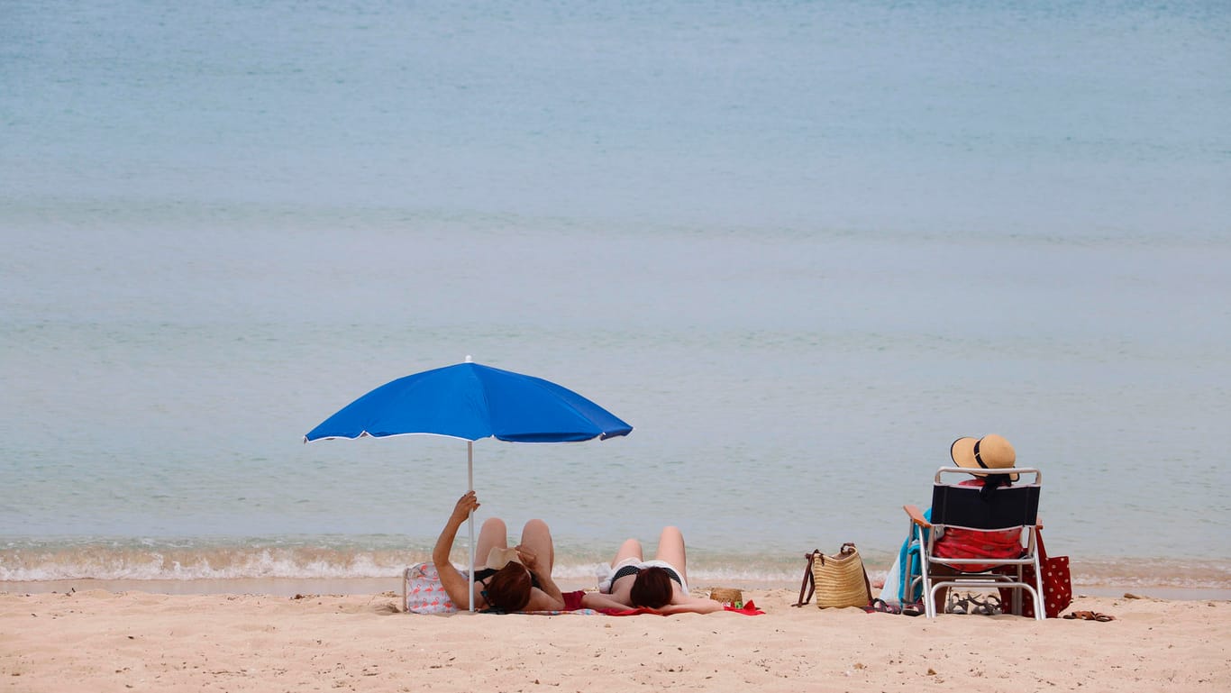 Palma de Mallorca: Nur wenige Menschen sonnen sich derzeit am Strand von Arenal.