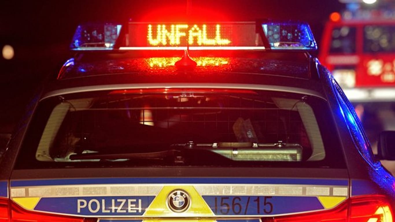 Der Schriftzug "Unfall" leuchtet an einem Streifenwagen: In Karlsruhe ist ein Radfahrer von einer Lok verletzt worden.