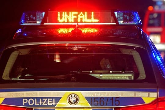 Der Schriftzug "Unfall" leuchtet an einem Streifenwagen: In Karlsruhe ist ein Radfahrer von einer Lok verletzt worden.