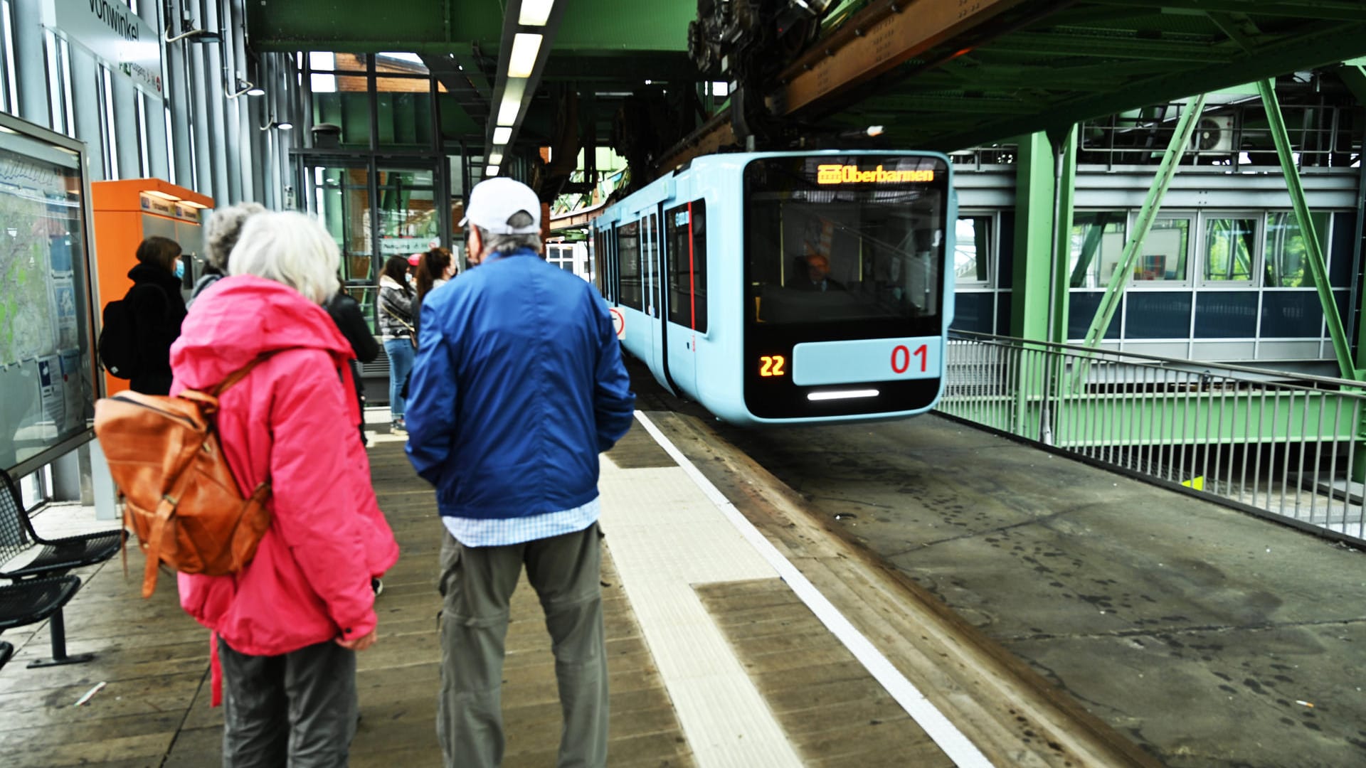 Fahrgäste warten auf eine Schwebebahn: Die Fahrt mit der Schwebebahn ist für auswärtige Besucher immer ein besonderes Erlebnis. Fahrgäste warten auf eine Schwebebahn: Die Fahrt mit der Schwebebahn ist für auswärtige Besucher immer ein besonderes Erlebnis.