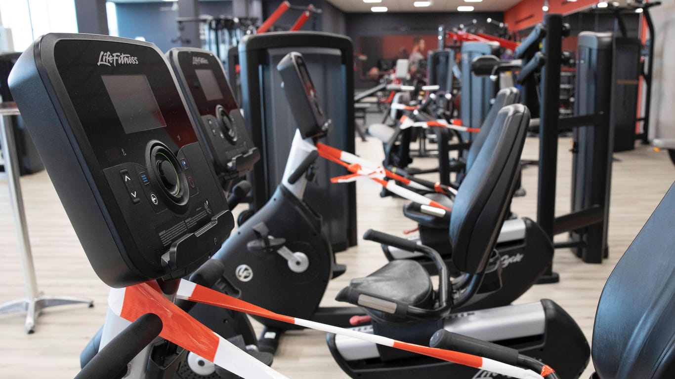 Gesperrte Trainingsgeräte in einem Fitnessstudio in Bayern: Ab sofort dürfen die Studios wieder öffnen.