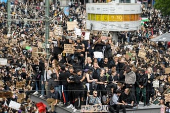 Zur "Black Lives Matter"-Demonstration auf dem Berliner Alexanderplatz am Samstag kamen Tausende Teilnehmer.