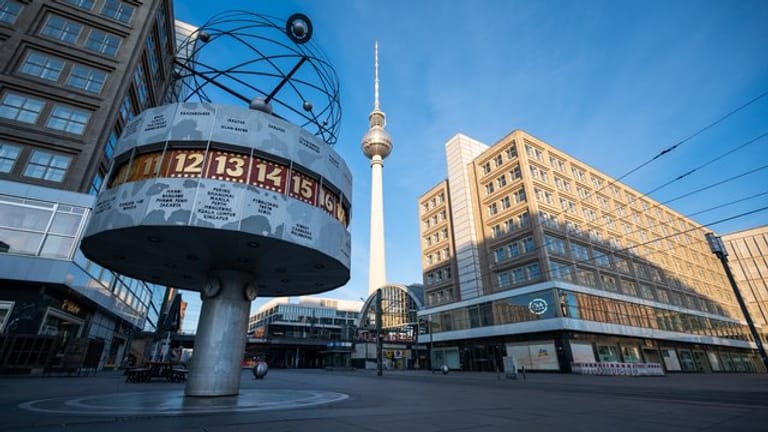 Mitte April in Berlin: Der Alexanderplatz ist fast menschenleer.