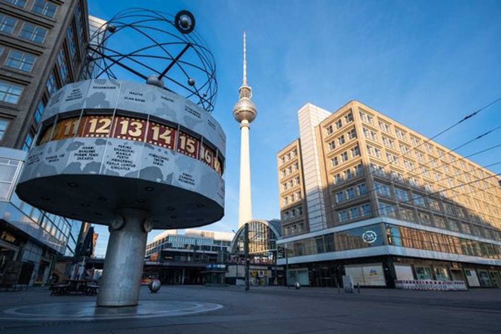 Mitte April in Berlin: Der Alexanderplatz ist fast menschenleer.
