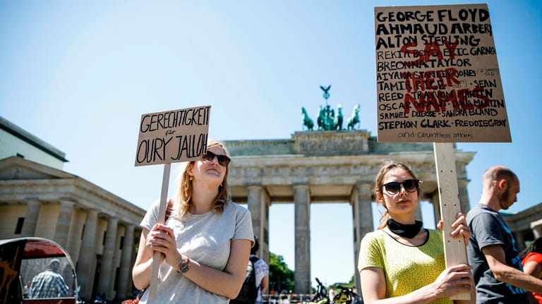 Teilnehmer der Mahnwache "Say their names": In Berlin fand am 1. Juni eine Mahnwache gegen Polizeigewalt in den USA und weltweit statt.