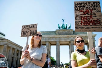 Teilnehmer der Mahnwache "Say their names": In Berlin fand am 1. Juni eine Mahnwache gegen Polizeigewalt in den USA und weltweit statt.