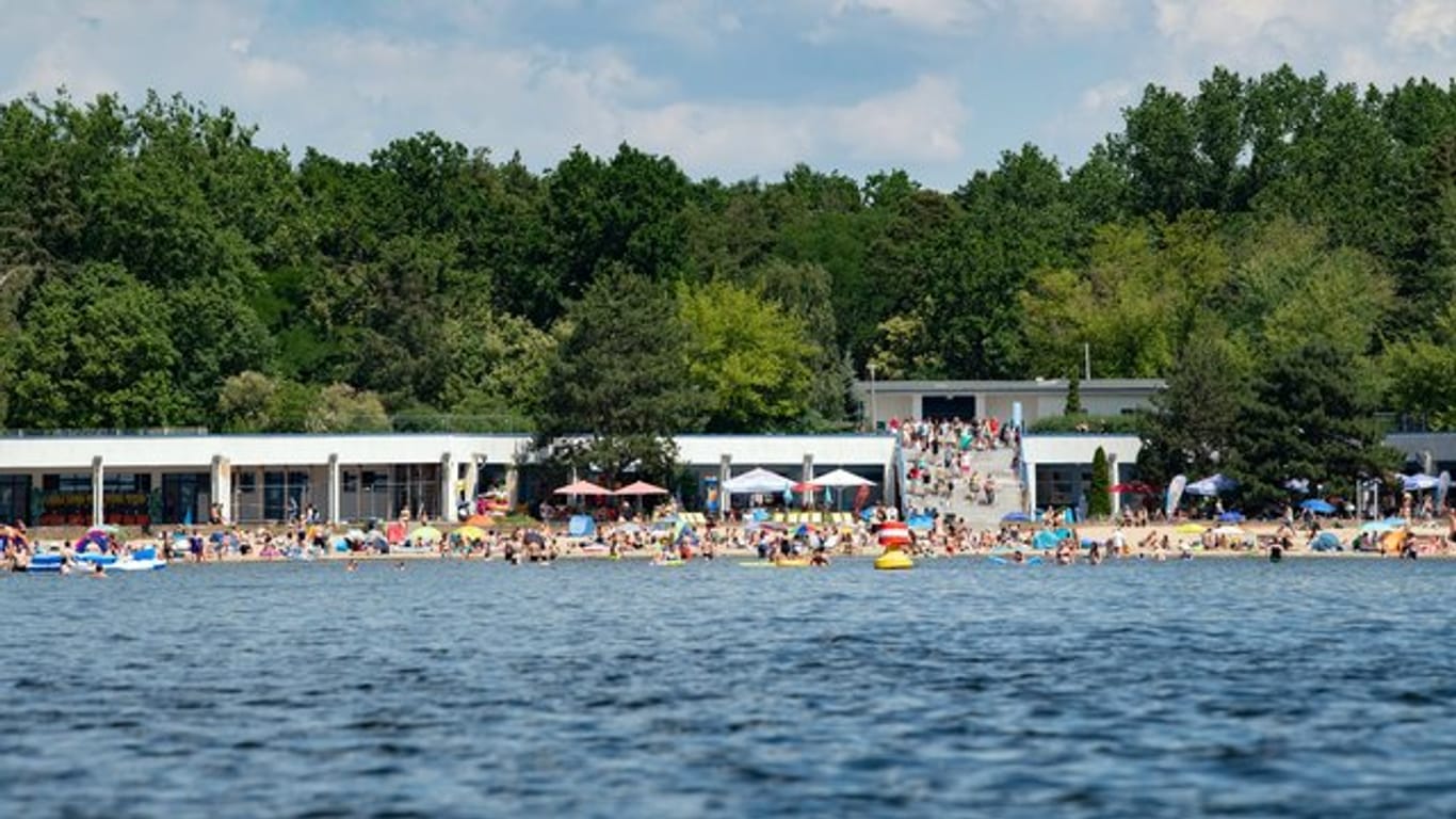 Zahlreiche Menschen bevölkern einen Badestrand: Das Strandbad Müggelsee ist ein beliebtes Erholungsgebiet.
