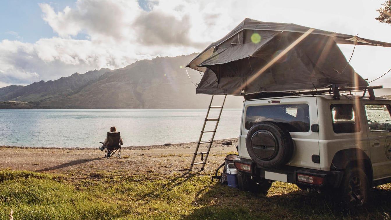 Campen im Dachzelt: Der Komfort ist natürlich ein anderer als in einem ausgewachsenen Wohnmobil. Dafür muss ein Zelt fürs Autodach nicht unbedingt viel Geld kosten.