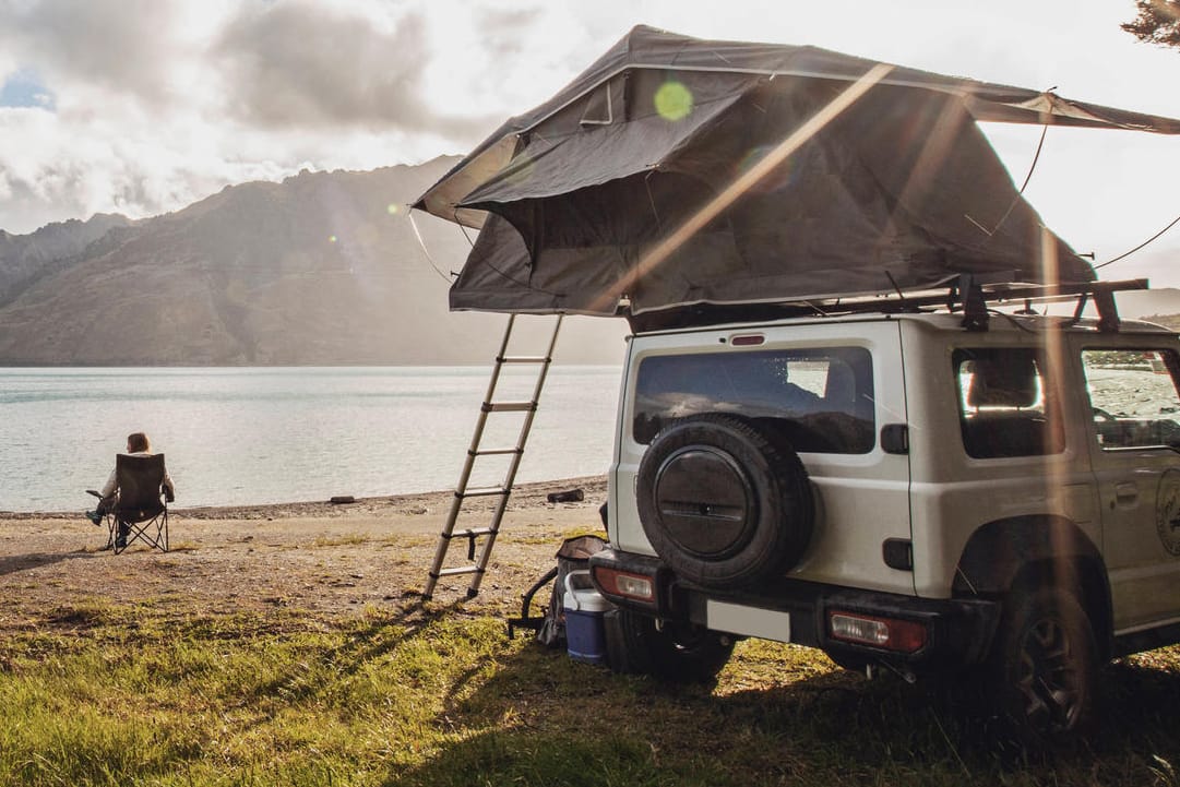 Campen im Dachzelt: Der Komfort ist natürlich ein anderer als in einem ausgewachsenen Wohnmobil. Dafür muss ein Zelt fürs Autodach nicht unbedingt viel Geld kosten.