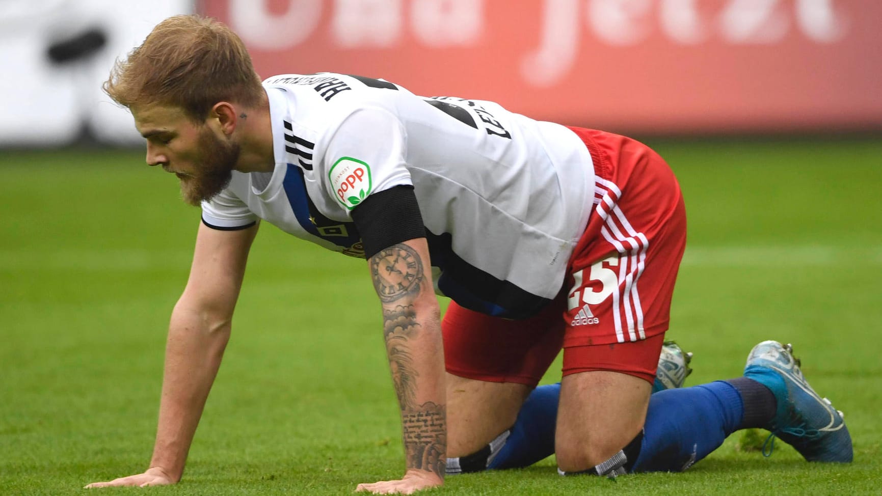 Timo Letschert am Boden: Der HSV-Verteidiger zittert mit seinem Klub um den Aufstieg.