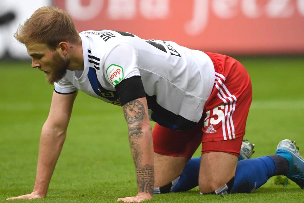 Timo Letschert am Boden: Der HSV-Verteidiger zittert mit seinem Klub um den Aufstieg.
