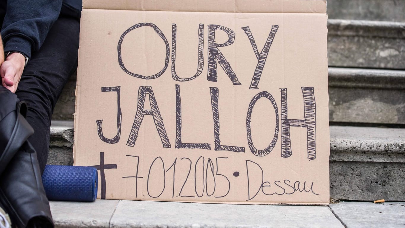 München am 6. Juni: Demonstranten auf dem Münchner Königsplatz gedenken des 2005 in einer Polizeizelle gestorbenen Oury Jalloh.