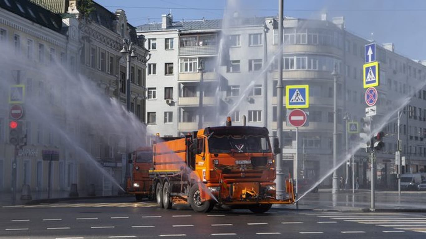 Ein Einsatzfahrzeug versprüht im Zentrum Moskaus großflächig Desinfektionsmittel.