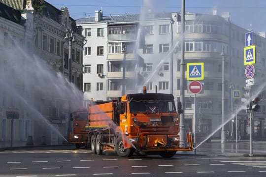 Ein Einsatzfahrzeug versprüht im Zentrum Moskaus großflächig Desinfektionsmittel.