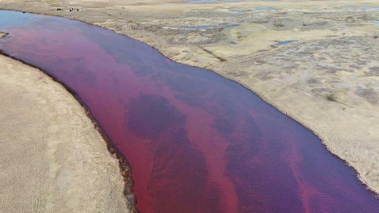 Vom Kraftstoffleck verfärbt: 21.000 Tonnen sind bei Norilsk in die Umwelt gelangt. Ein Tanklager war offenbar gebrochen, weil der Boden darunter auftaut.