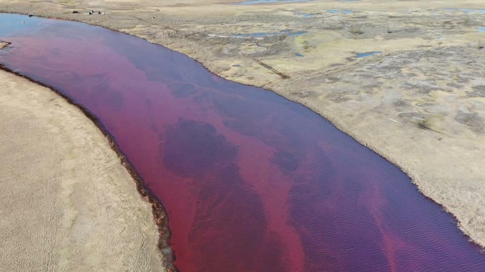 Vom Kraftstoffleck verfärbt: 21.000 Tonnen sind bei Norilsk in die Umwelt gelangt. Ein Tanklager war offenbar gebrochen, weil der Boden darunter auftaut.