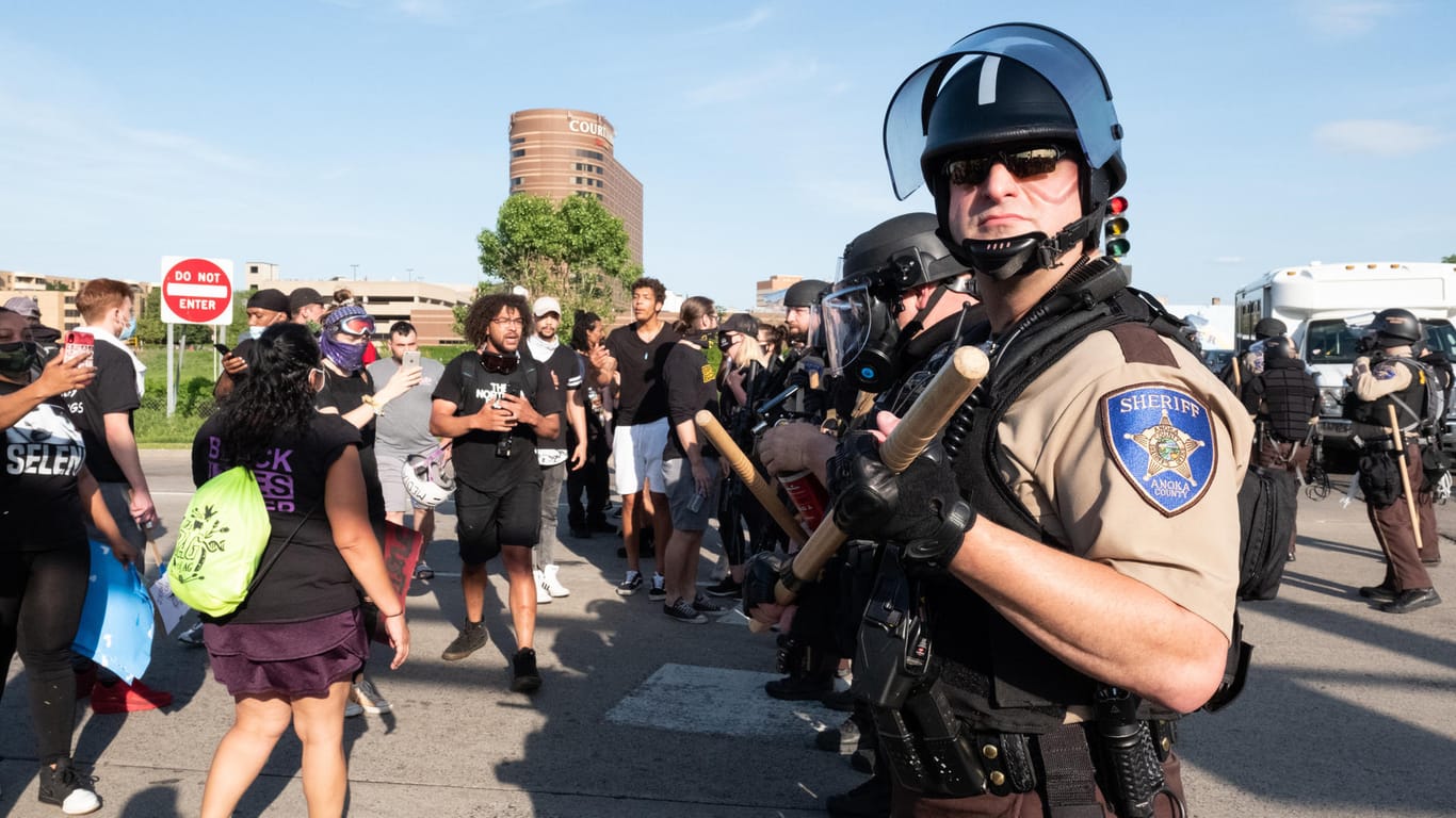 Beamte der Polizei in Minneapolis: Der Stadtrat der US-Stadt hat im Zuge Proteste nun beschlossen, die Polizeibehörde abzuschaffen.