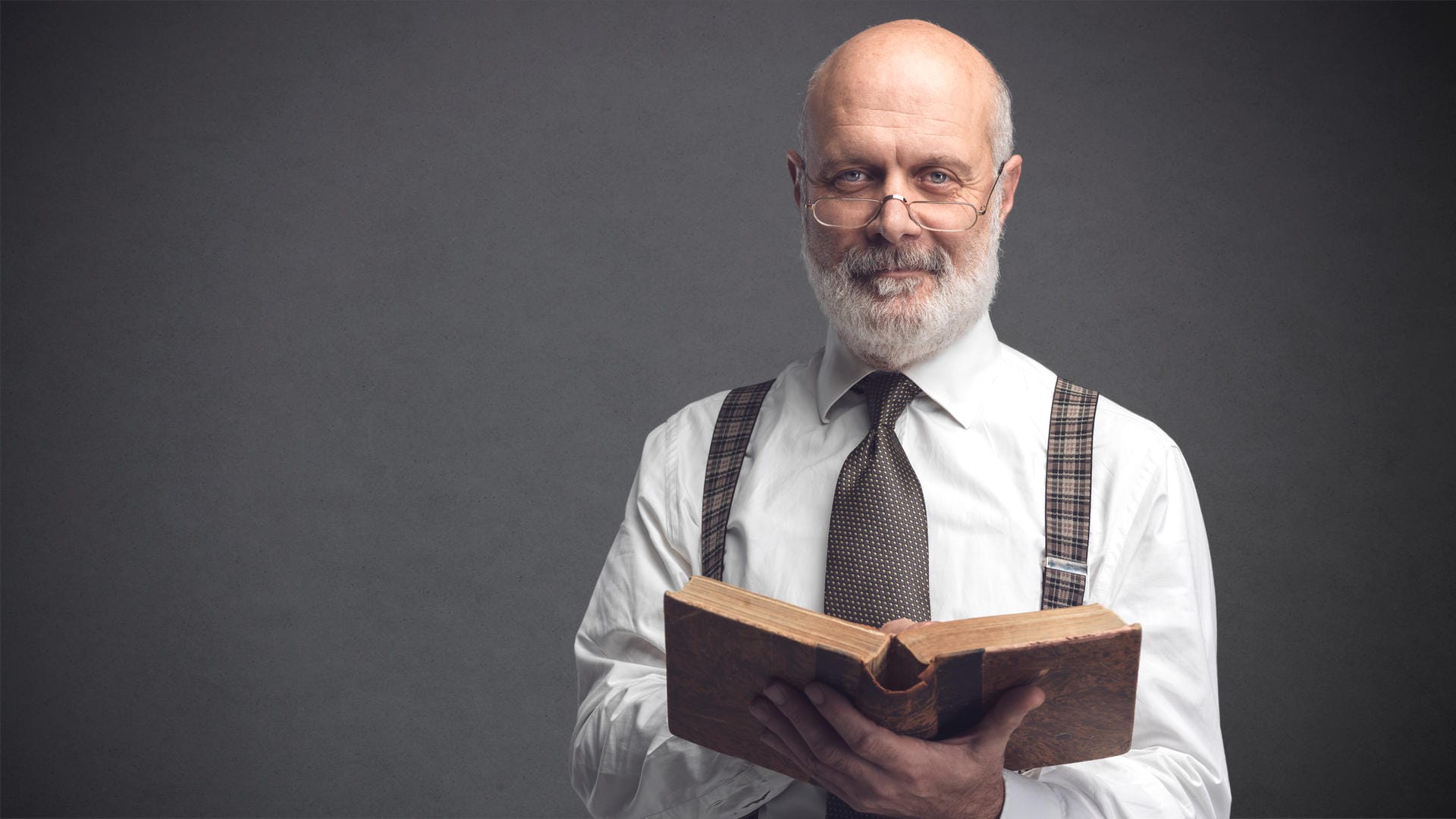 Professor mit Buch in der Hand