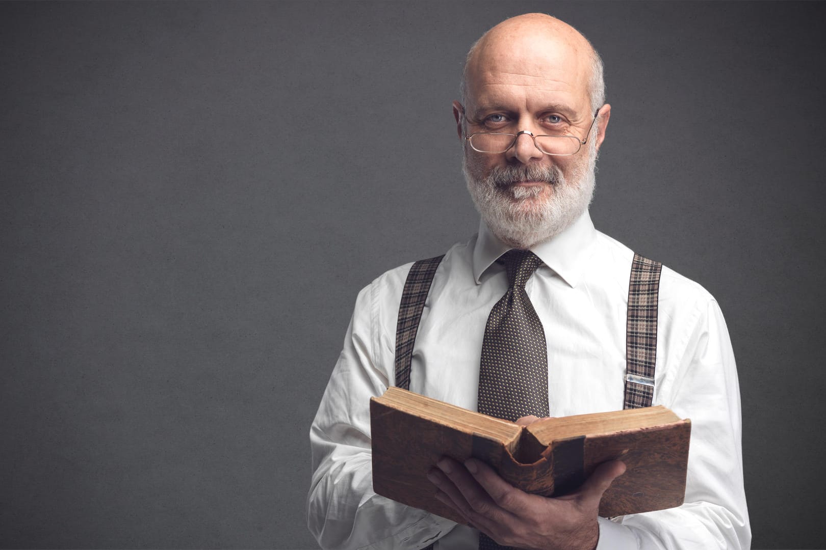 Professor mit Buch in der Hand