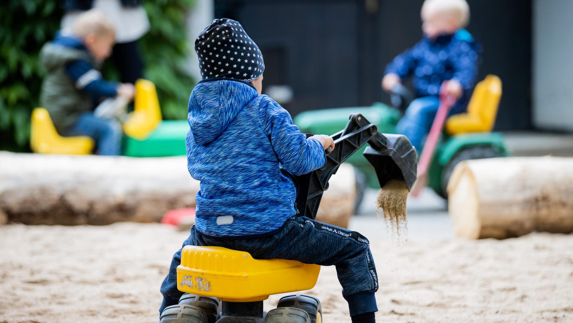 Kinder auf einem Kita-Spielplatz (Symbolbild): Zeugen sollen helfen, den Mann zu finden.