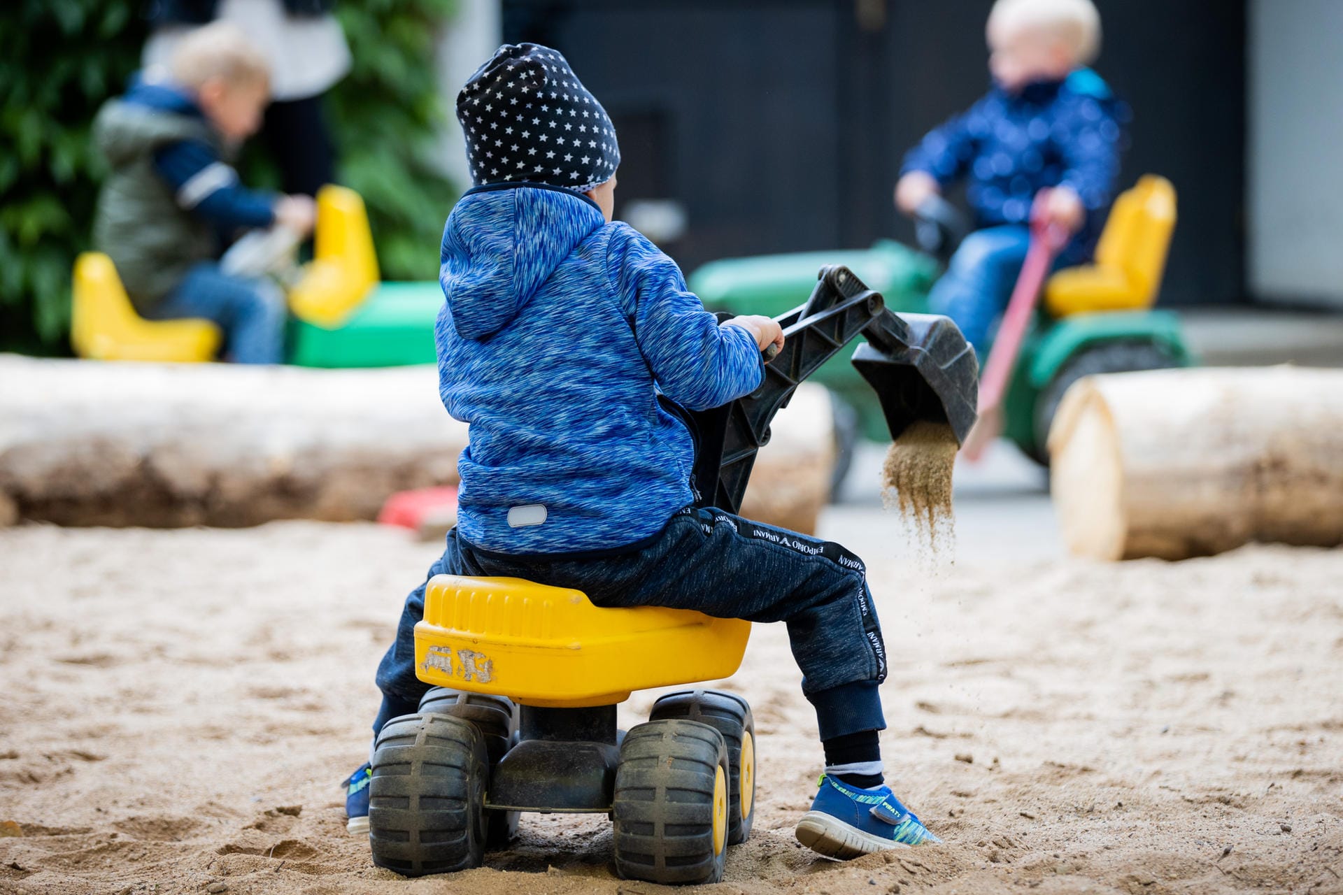 Kinder auf einem Kita-Spielplatz (Symbolbild): Zeugen sollen helfen, den Mann zu finden.