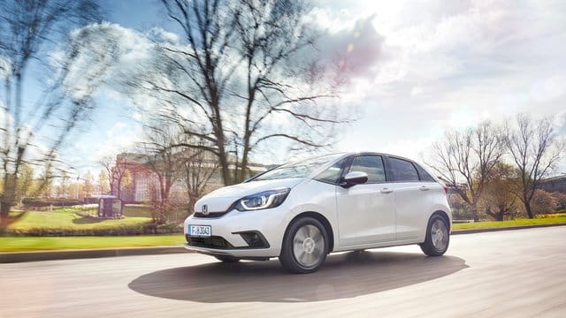 Kleine Kombination: Den neuen Jazz verkauft Honda nur als Hybrid, bei dem zwei E-Motoren den Verbrenner unterstützen. Kleine Kombination: Den neuen Jazz verkauft Honda nur als Hybrid, bei dem zwei E-Motoren den Verbrenner unterstützen.